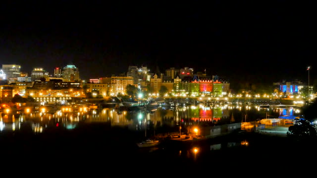 4-K-Victoria-Canadá-Harbor-y-Empress-Hotel-por-la-noche,-reflejo