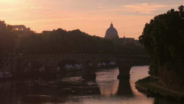 El-puente-de-piedra-con-vista-a-la-ciudad,-el-río-tíber,-Roma,-Italia,-4-K