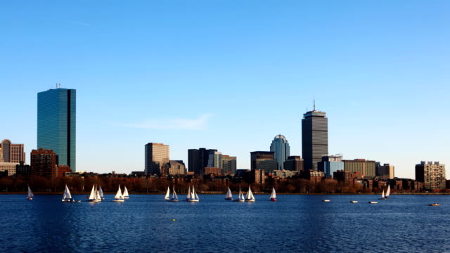 Lapso-de-tiempo-centro-de-la-ciudad-de-Boston,-con-barcos-de-vela