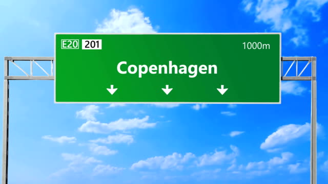 Copenhague-carretera-y-la-señal-de-pare.
