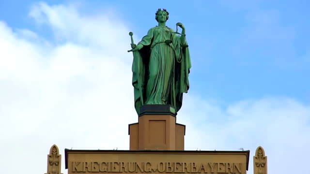 Wunderschöne-Statue-von-Lady-Justiz-auf-städtischen-Gebäude-in-München,-Deutschland