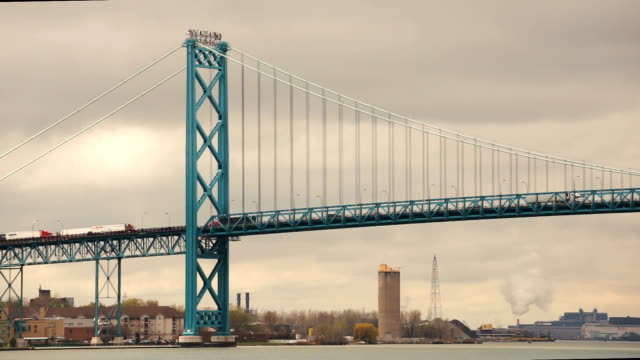 Puente-Embajador-lleva-el-tránsito-a-través-del-río-Detroit-Estados-Unidos-y-Canadá
