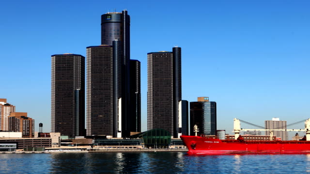 Zeitraffer-der-Detroit-Skyline-mit-Schiffswrack-crossing-auf-der-Vorderseite