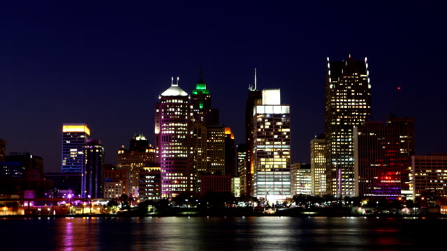 Zeitraffer-der-Detroit-Skyline-bei-Nacht-auf-den-Fluss