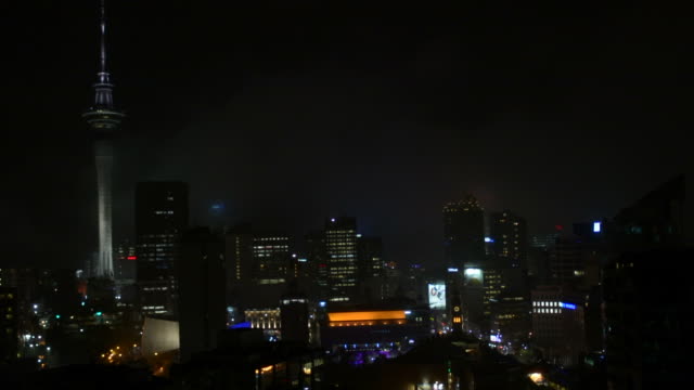 Horizonte-de-la-ciudad-de-Auckland-en-una-noche-de-tormenta
