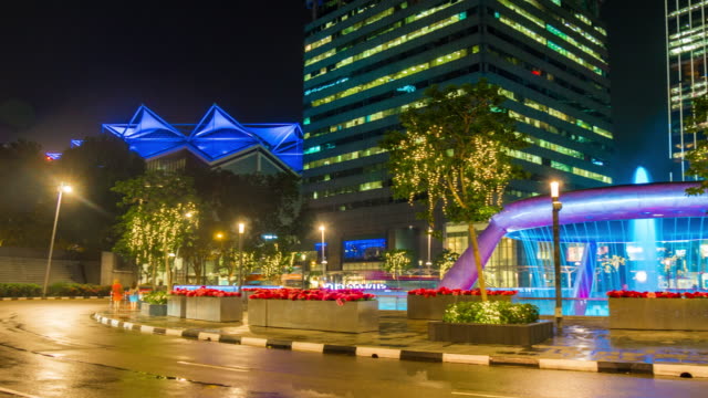 panorama-de-mall-del-ciudad-de-suntec-de-Singapur-nocturna-luz-rotonda-4k-lapso-de-tiempo