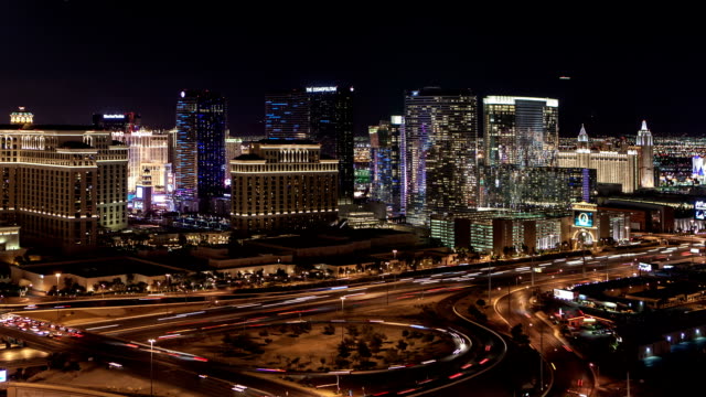 Der-Las-Vegas-Strip-bei-Nacht-Kamera-Pfanne-rechts