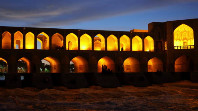 Night-view-of-Khaju-Bridge-(Pol-e-Khaju)-in-Isfahan,-Iran