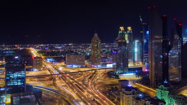 Nacht-Beleuchtung-Dubai-Stadt-Stadtverkehrs-Straßenkreuzung-4-k-Zeit-verfallen-Vereinigte-Arabische-Emirate