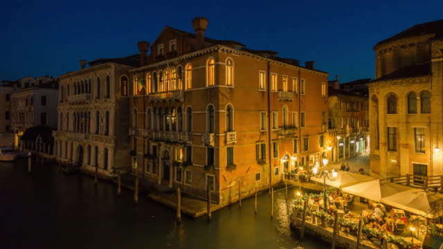 Italien-Beleuchtung-berühmten-Venedig-Stadt-Kanal-Ponte-Dell-Academia-Seite-Bucht-Nachtcafé-anzeigen-4-k-Zeitraffer