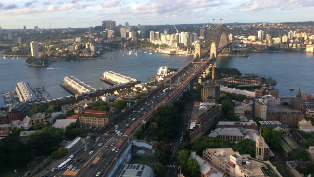 Vista-aérea-de-tráfico-en-el-puente-de-la-bahía-de-Sydney