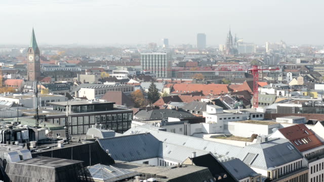 Blick-über-die-Stadt-München-von-oben-des-Rathauses-am-Marienplatz.
