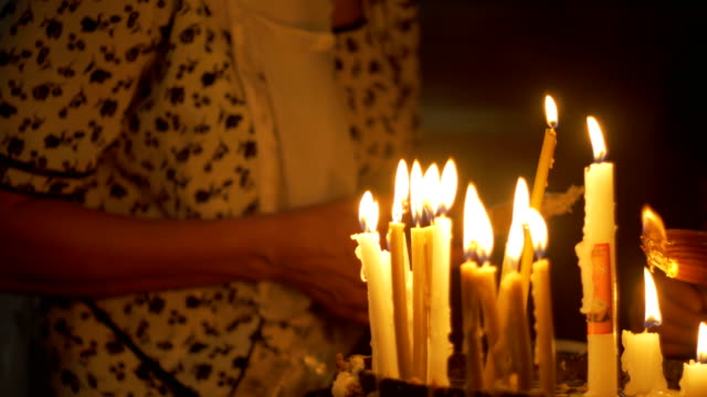 Nahaufnahme-von-Gebete-Hände-Kerzen-in-der-Heilig-Grab-Kirche-in-Jerusalem