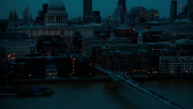 Inclinación-de-tiro-mostrando-el-puente-del-Milenio-y-Catedral-de-St.-Pauls-durante-la-hora-azul-en-Londres,-Inglaterra,-Reino-Unido