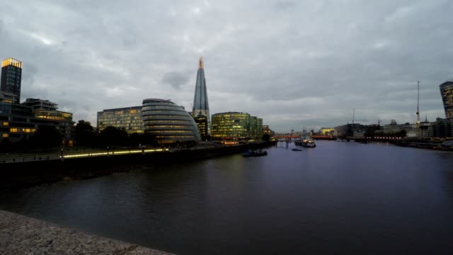 Edificios-de-negocios-y-río-Támesis,-Londres,-Reino-Unido,-lapso-de-tiempo