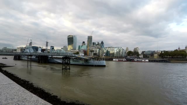 Business-Buildings-and-Thames-River,-London,-Uk,-Time-Lapse