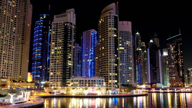 UHD-4K-Dubai-Marina-Nacht-Zoom-im-Zeitraffer,-Vereinigte-Arabische-Emirate