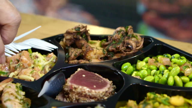 Kaltes-Gericht-Meeresfrüchten-und-Salat-Teller-in-Europa-freien-Markt-in-Zeitlupe-gedreht-120-fps