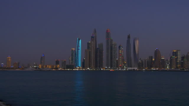 Nacht-Dubai-Marina-berühmte-Bucht-Panorama-von-Palm-Jumeirah-4k-Vereinigte-Arabische-Emirate