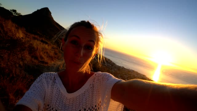 Selfie-Porträt-der-jungen-Frau,-Berg-und-Sonnenuntergang