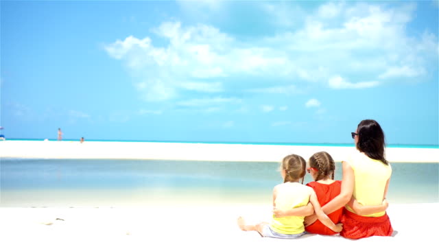 Entzückende-kleine-Mädchen-und-junge-Mutter-am-weißen-Strand