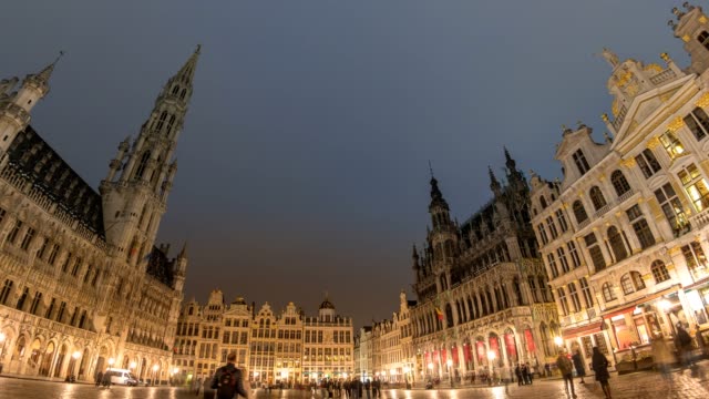 Brüssel-Stadt-Skyline-Nacht-Zeitraffer-am-Grand-Place,-Brüssel,-Belgien,-4K-Zeitraffer