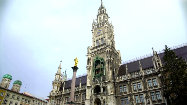 Schöne-Aussicht-auf-Marys-Platz,-Touristen-fotografieren-neue-Rathaus-in-München