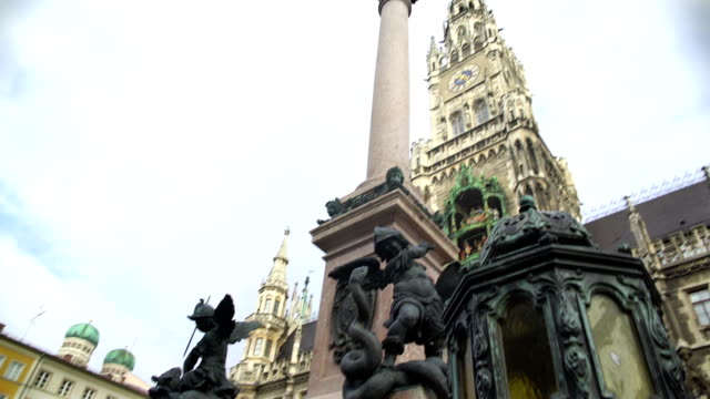 Hermosa-columna-antigua-en-la-Plaza-de-María-en-la-arquitectura-de-Munich,-Alemania,