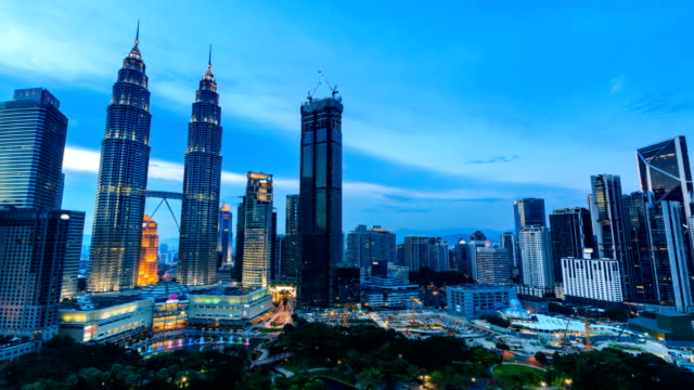 Kuala-Lumpur-Stadtbild-Wahrzeichen-Travel-Ort-von-Malaysia-4K-Tag-zu-Nacht-Zeitraffer-(Neigung-nach-unten)