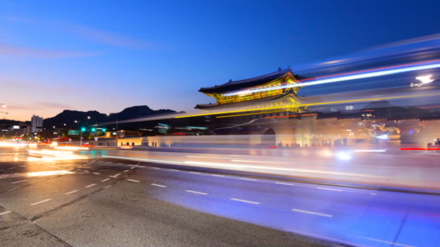 Time-lapse-of-Gyeongbokgung-palace-and-traffic-at-night-in-Seoul,South-korea.