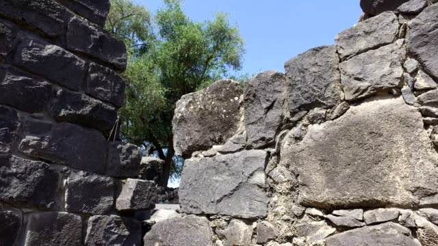 Antiguo-muro-de-piedra-en-ruinas-de-la-sinagoga