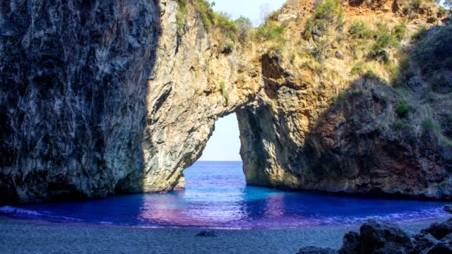 San-Nicola-Arcella,-Arco-Magno-playa-y-rocas,-sur-de-Italia,-Calabria,-lapso-de-tiempo