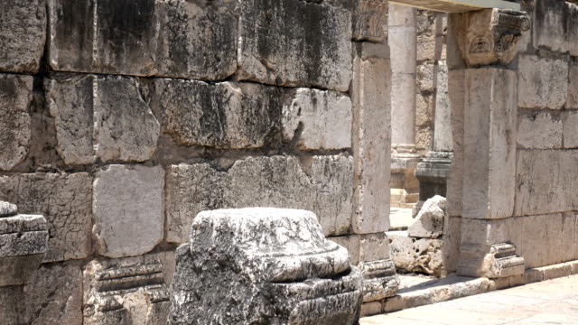 Poco-a-poco-panorámica-sobre-escarpadas-paredes-de-piedra-del-templo-en-Israel
