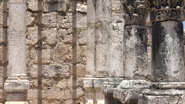 Cerrar-tiro-Pan-lento-columnas-en-antiguos-restos-de-templo
