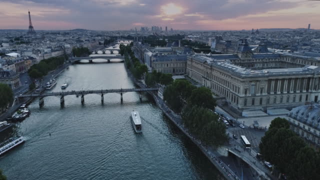 Luftaufnahme-von-Paris-mit-Seineufer-bei-Sonnenuntergang
