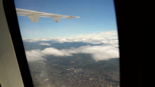 Blick-aus-einem-Flugzeugfenster.-Manila,-Philippinen