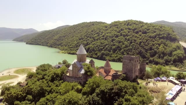 Ananuri-castillo-con-la-iglesia-en-la-orilla-del-lago,-Georgia.