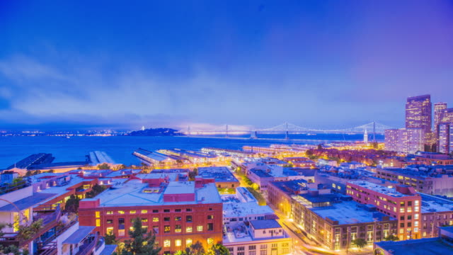 Tiempo-transcurrido---vista-aérea-de-San-Francisco-la-noche-con-puente-de-la-bahía---4K