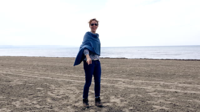 Mujer-feliz-en-las-playas-del-lago-Ontario