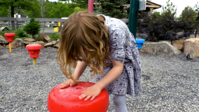 Kind-spielt-mit-Pfütze-Wasser