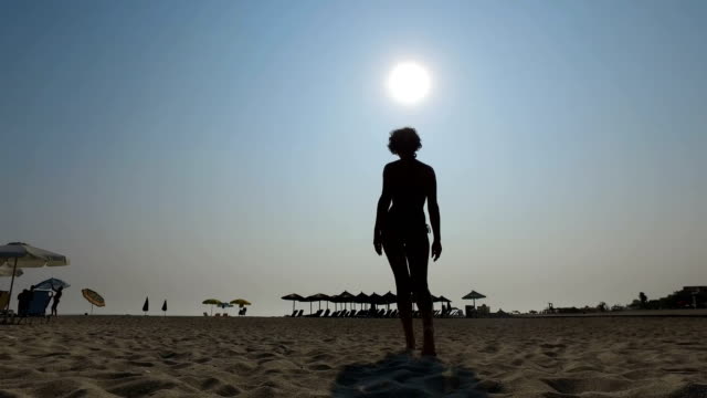 Silueta-de-modelo-bella-mujer-con-cuerpo-en-forma-de-paseo-en-la-playa