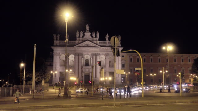 Video-von-einer-Kreuzung-in-Rom-bei-Nacht-mit-Autos-und-Fussgänger
