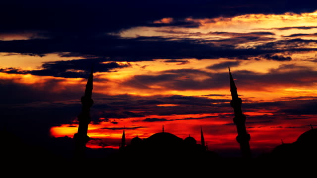 Timelapse-of-famous-Sultanahmet-or-Blue-Mosque-in-Istanbul-cityscape-at-sunset,-Turkey