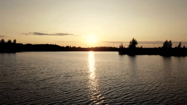 Drohne-Blick-Oberfläche-Wasserfluss.-Reflexion-Abendsonne-in-Wasserfluss-bei-Sonnenuntergang