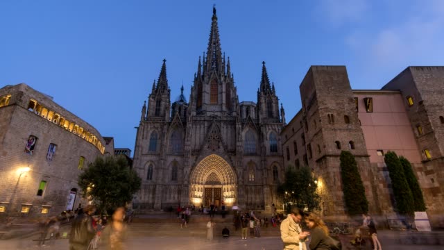 Zeitraffer-Video-der-Kathedrale-von-Barcelona-bei-Nacht