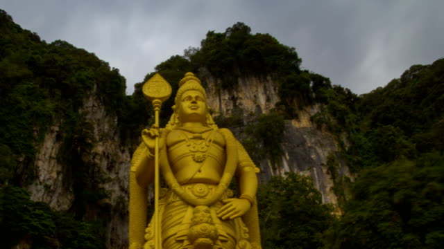 Entrance-to-Batu-Caves-with-the-Murugan-statue-motion-timelapse