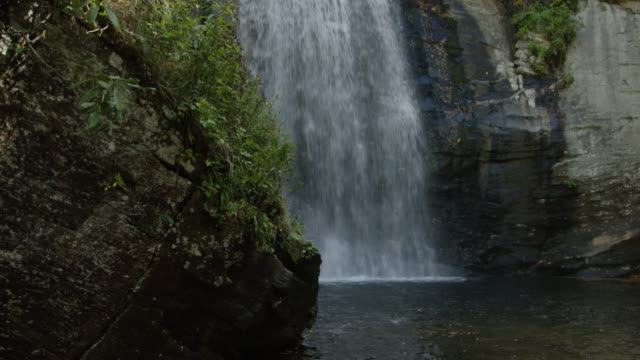 Slow-Motion-Mountain-Wasserfall