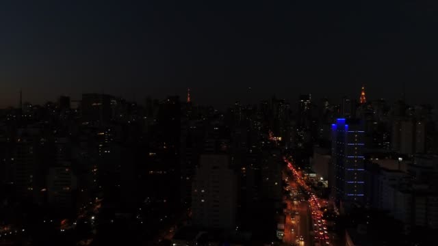 Volar-sobre-ciudad-de-Sao-Paulo-en-la-noche,-Brasil