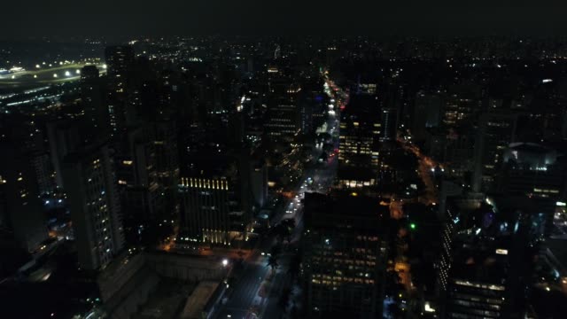 Avenida-Faria-Lima-en-Sao-Paulo-por-la-noche,-Brasil