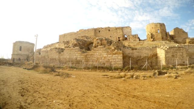 einer-großen-mittelalterlichen-muslimischen-Festung-an-der-Grenze-zwischen-Syrien-und-der-Türkei